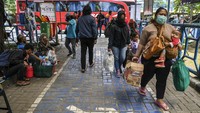 Penumpang tiba di Terminal Kampung Rambutan, Jakarta, Minggu (3/1/2021). ANTARA FOTO/Galih Pradipta.