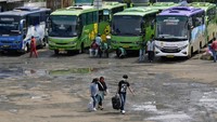 Calon penumpang berjalan menuju bus yang akan dinaikinya di Terminal Induk Rajabasa Bandar Lampung, Lampung, Minggu (3/1/2021). ANTARA FOTO/Ardiansyah.