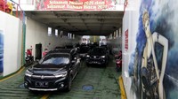 Suasana bongkar muat kendaraan dalam kapal penyeberangan di Pelabuhan Ketapang, Banyuwangi, Jawa Timur, Minggu (3/1/2021). ANTARA FOTO/Budi Candra Setya.