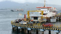 Data produksi Posko angkutan Natal dan Tahun Baru 2021 (H+8) di Pelabuhan Ketapang-Gilimanuk telah menyeberangkan sebanyak 32.774 penumpang atau turun sebanyak 55 persen dari tahun sebelumnya. ANTARA FOTO/Budi Candra Setya.