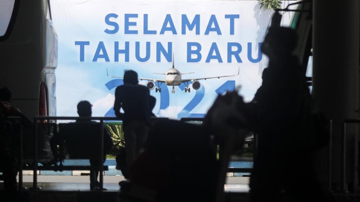 Puncak arus balik libur tahun baru 2021 terjadi hari ini. Sejumlah bandara hingga terminal pun sibuk dengan aktivitas penumpang saat arus balik libur tahun baru
