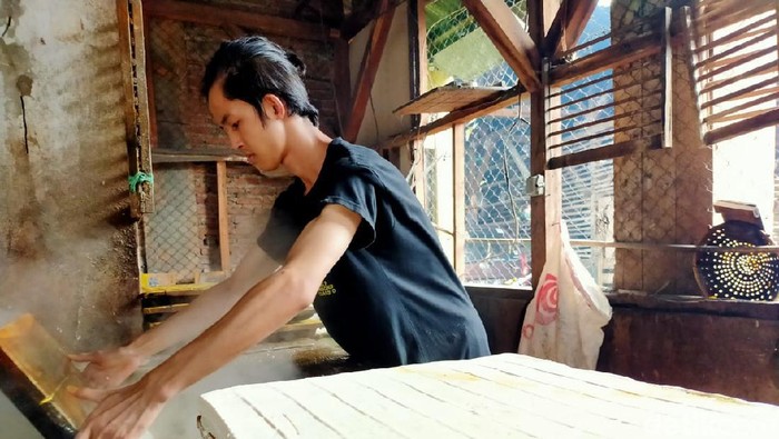 Pengrajin tahu di Sumedang.