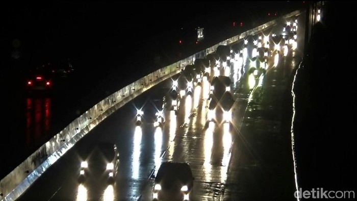 Sejumlah kendaraan padati ruas jalan Tol Cipularang dari arah Bandung menuju Jakarta. Diketahui,  puncak arus balik libur tahun baru diprediksi terjadi hari ini