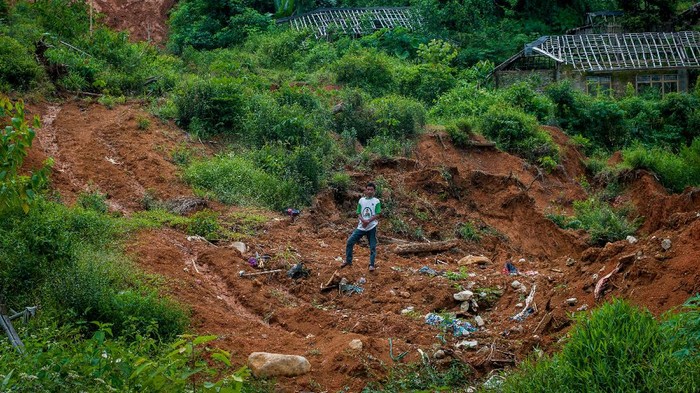 Potret Kampung Mati di Lebak Setahun Usai Banjir Bandang Ratusan kepala keluarga memilih tinggalkan Kampung Cigobang usai banjir bandang dan longsor melanda Lebak setahun yang lalu. Kampung itu kini jadi kampung mati.