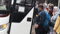 Tak sedikit warga menanti kedatangan bus untuk melanjutkan perjalanan dari kawasan Cileunyi, Jawa Barat.