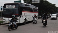Petugas dari Satlantas Polresta Bandung langsung melakukan pagar betis guna mengurai kepadatan arus lalu lintas.