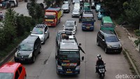 Volume kendaraan yang melintasi Jalan Raya Garut-Bandung diketahui meningkat pada puncak arus balik libur tahun baru 2021. 
