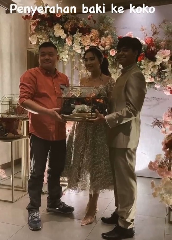Reza Arap juga terlihat memberikan seserahan kepada kakak Wendy (Foto: Instagram)