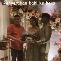 Reza Arap juga terlihat memberikan seserahan kepada kakak Wendy (Foto: Instagram)