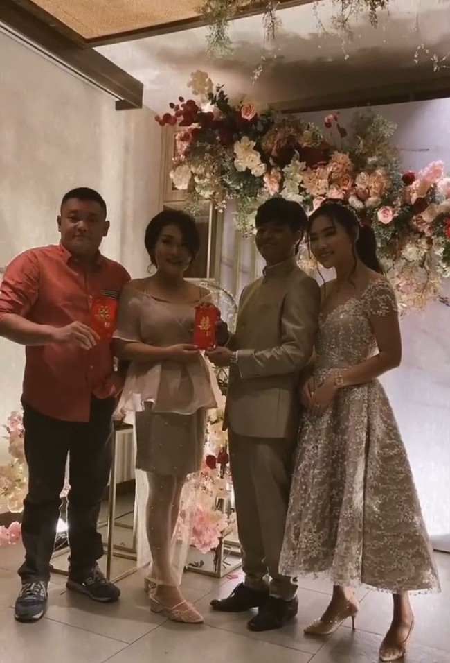 Giliran keluarga Wendy yang memberikan angpao kepada pria bernama asli Muhammad Reza Oktovian itu sebagai seserahan. (Foto: Instagram)