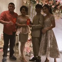 Giliran keluarga Wendy yang memberikan angpao kepada pria bernama asli Muhammad Reza Oktovian itu sebagai seserahan. (Foto: Instagram)