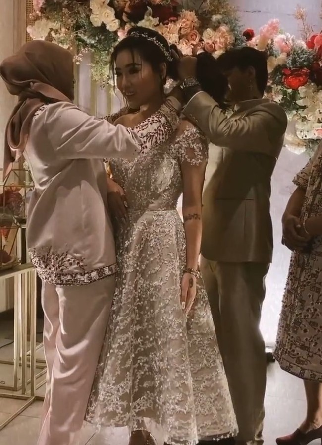 Ia pun terlihat memasangkan kalung di leher calon menantunya tersebut sambil dibantu oleh Reza. (Foto: Instagram)
