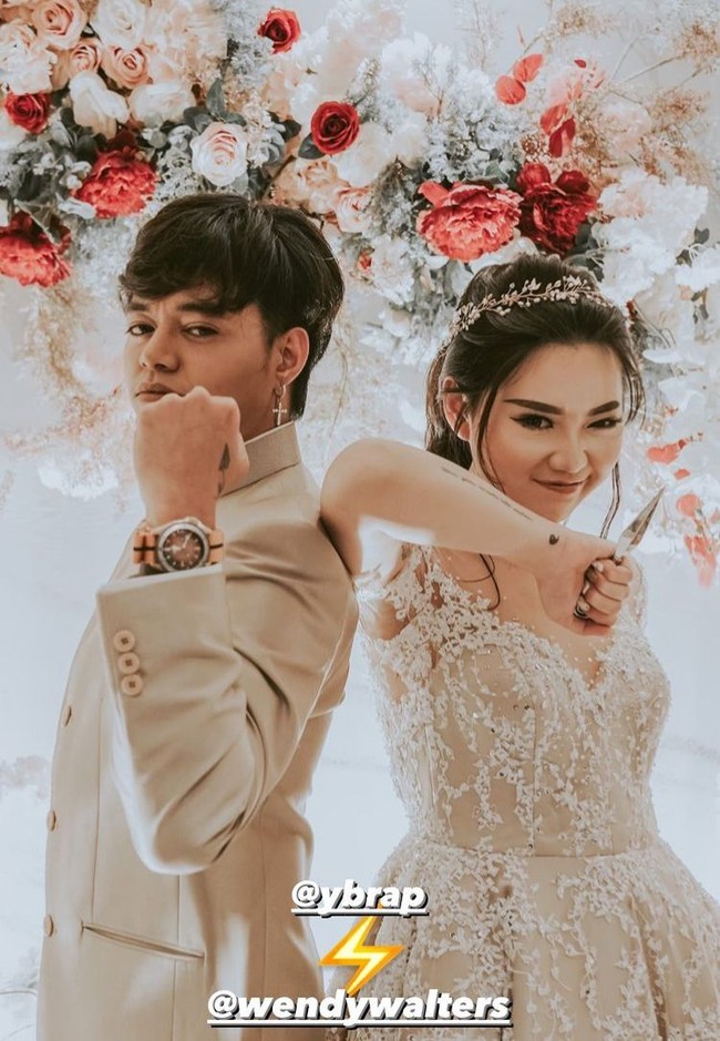 Pada acara tersebut Reza Arap dan Wendy tampil serasi dengan mengenakan busana berwarna krem muda. Dalam acara tersebut juga tampak ibunda dari Reza Arap yang mengenakan pakaian dan hijab dengan warna senada. (Foto: Instagram)