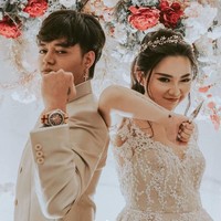 Pada acara tersebut Reza Arap dan Wendy tampil serasi dengan mengenakan busana berwarna krem muda. Dalam acara tersebut juga tampak ibunda dari Reza Arap yang mengenakan pakaian dan hijab dengan warna senada. (Foto: Instagram)