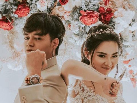Reza Arap dan Wendy Walters Tunangan