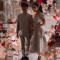 Inilah Reza Arap dan Wendy Walters saat menjalani ritual Sangjit. Keduanya sempat membagikan momen bahagia tersebut di akun Instagram masing-masing. (Foto: Instagram)