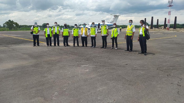 Rombongan Menteri Perhubungan, Menteri PUPR, Mensesneg saat meninjau Bandara Ngloram