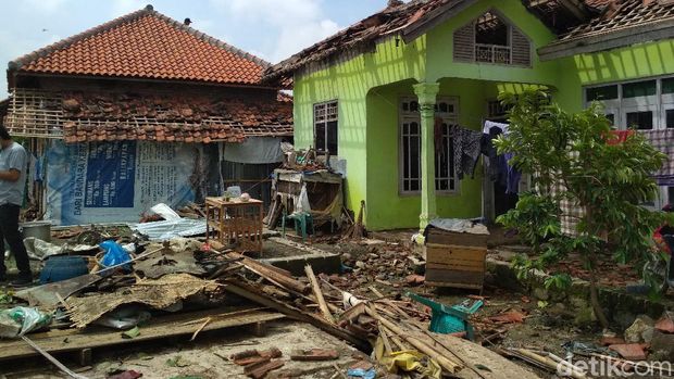 Rumah warga di Cirebon rusak diterjang puting beliung.