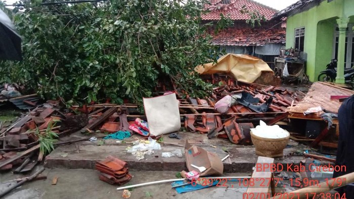 Rumah warga di Cirebon rusak diterjang puting beliung.
