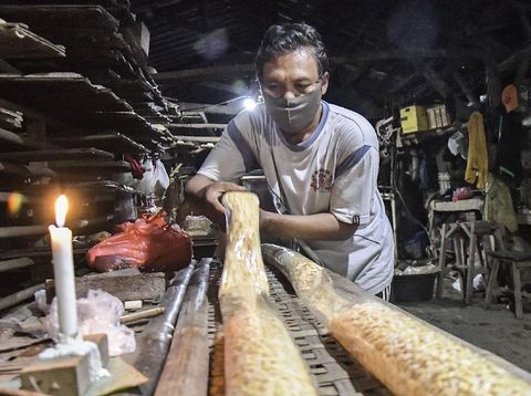 Pabrik tempe di Bekasi kembali melakukan produksi. Sebelumnya sejumlah pabrik tahu dan tempe melakukan aksi mogok akibat kenaikan harga kedelai di pasaran.
