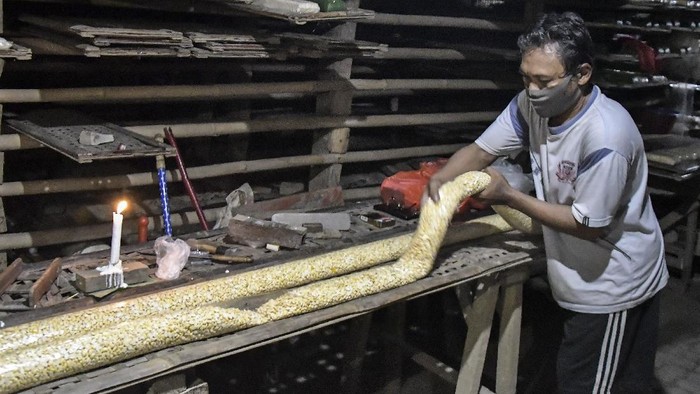 Pabrik tempe di Bekasi kembali melakukan produksi. Sebelumnya sejumlah pabrik tahu dan tempe melakukan aksi mogok akibat kenaikan harga kedelai di pasaran.