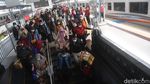 Stasiun Pasar Senen Sibuk Saat Puncak Arus Balik Libur Tahun Baru