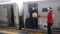 Hingga pagi ini saja, sudah ada 16.374 penumpang tiba di Stasiun Daop 1 Jakarta. Jumlah tersebut tercatat pada pukul 09.00 WIB, Minggu (3/1/2021). 