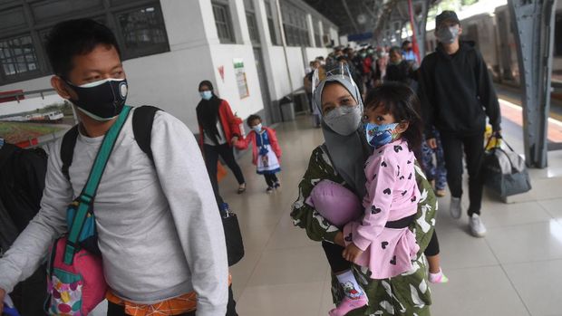 Puncak arus balik libur tahun baru diprediksi terjadi hari ini, Minggu (3/1/2021). Stasiun Pasar Senen pun disibukkan dengan kedatangan ribuan penumpang.