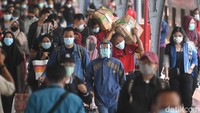 Penumpang kereta api Dharmawangsa dari Surabaya tiba di Stasiun Pasar Senen, Jakarta, Minggu (3/1/2021).