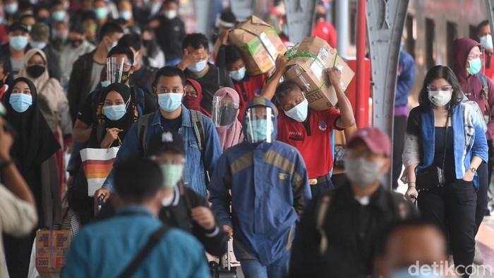 Stasiun Pasar Senen Sibuk Saat Puncak Arus Balik Libur Tahun Baru Puncak arus balik libur tahun baru diprediksi terjadi hari ini, Minggu (3/1/2021). Stasiun Pasar Senen pun disibukkan dengan kedatangan ribuan penumpang.