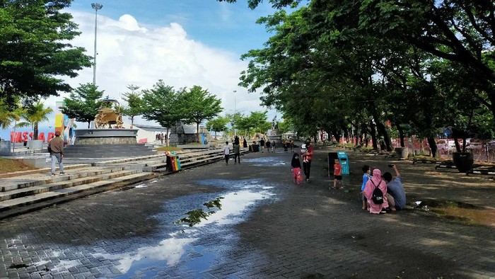 Suasana Pantai Losari Makassar Ramai Meski Ditutup