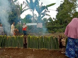 Mengenal Tradisi Malamang Khas Suku Minang
