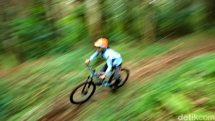 trek downhill Palutungan di Taman Nasional Gunung Ciremai