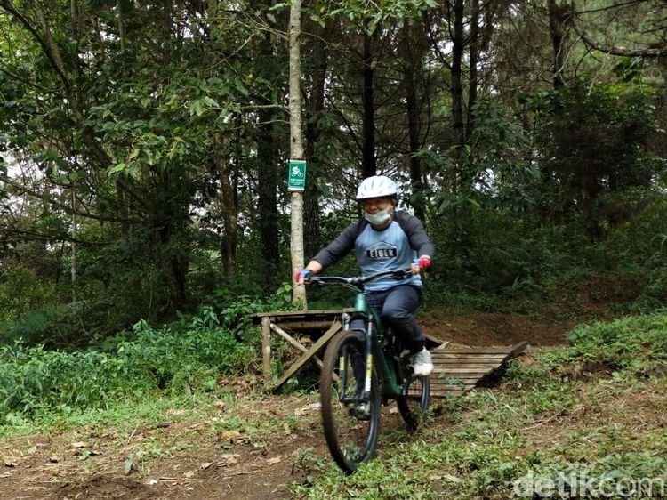 Foto: Trek Downhill Pertama di Gunung Ciremai