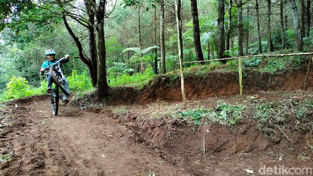 trek downhill Palutungan di Taman Nasional Gunung Ciremai