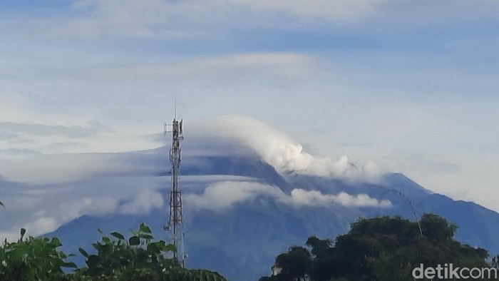 Visual Merapi pagi ini dari Kapanewon Depok, Sleman, 3/12/2021
