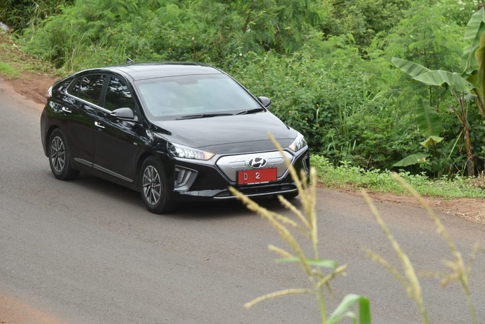 Wakil Gubernur Jawa Barat Pakai Mobil Listrik Hyundai Ioniq