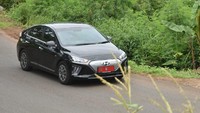 Uu mulai menggunakan mobil listrik. Dia menganggap mobil listrik yang digunakan oleh Pemprov Jawa Barat memiliki banyak keunggulan terutama soal ramah lingkungan. Foto: Dok. Humas Pemprov Jabar