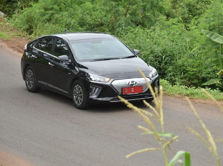 Saat Wagub Jabar Nyetir Mobil Dinas Listrik