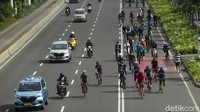 Meski CFD masih belum diberlakukan guna menekan angka kasus COVID-19 di Jakarta, tak sedikit warga yang tetap memilih bersepeda di ruas-ruas jalan Ibu Kota.