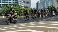 Guna mengantisipasi terjadi kecelakaan, petugas pun memasang pembatas untuk memisahkan pesepeda dengan kendaraan bermotor dan mobil.