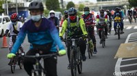 Meski CFD masih belum diselenggarakan di Ibu Kota, bersepeda jadi kegiatan yang cukup populer dilakukan warga Jakarta saat Minggu pagi.