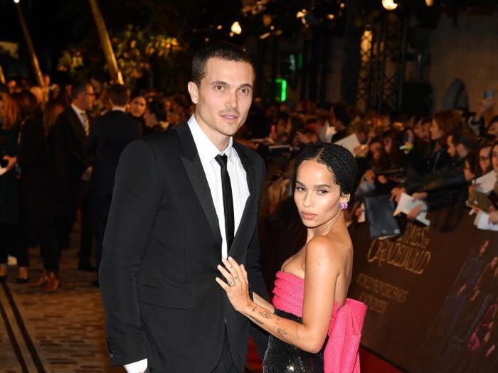 Zoe Kravitz dan Karl Glusman PARIS, FRANCE - NOVEMBER 08: Karl Glusman and Zoe Kravitz attend Fantastic Beasts: The Crimes Of Grindelwald World Premiere at UGC Cine Cite Bercy on November 8, 2018 in Paris, France. (Photo by Pascal Le Segretain/Getty Images)