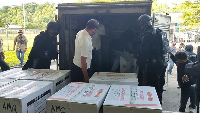 15 Ribu Vaksin Sinovac Tiba di Maluku.
