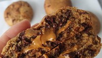 Molten Cakes menawarkan molten cookies dengan isian selai Biscoff yang lumernya bikin ngiler! Pilihan lainnya adalah molten cookies dengan isian Nutella. Foto: molten.cakes