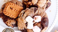 Soft cookies aneka rasa bisa kamu temukan di La Tebakes. Pilihan rasanya beragam termasuk marshmallow dan biskuit Lotus Biscoff. Soft cookies ini dijual dalam kemasan boks isi 6. Foto: la.tebakes