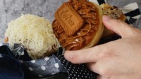 Nyammm! Donat empuk dengan tambahan selai Lotus Biscoff dan sekeping biskuitnya dijamin bikin kamu puas. Kreasi ini bisa kamu temui di bronuts.id. Foto: bronuts.id