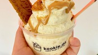 Cookie dough bisa kamu cicip saat mampir ke Kookie Do. Selain itu, mereka punya minuman cookie dough yang ditambahkan biskuit Lotus Biscoff. Pilihan lainnya adalah es krim dengan tambahan biskuit dan selainya. Foto: kookie.do