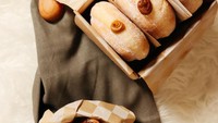 Dough Darlings adalah produk donat artisan berkualitas premium. Salah satu produknya yang dibuat bersama Anaz Siantar menawarkan cita rasa Nutella dan Lotus Biscoff. Donat tersedia dalam ukuran besar maupun kecil. Foto: doughdarlings