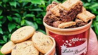 Sweet Lumps menjajakan ragam dessert, termasuk cookies dan brownies cantik dalam cup. Pada varian brownies diberi tambahan biskuit Biscoff sebagai toppingnya sehingga makin wangi dan nikmat. Foto: sweetlumps.id